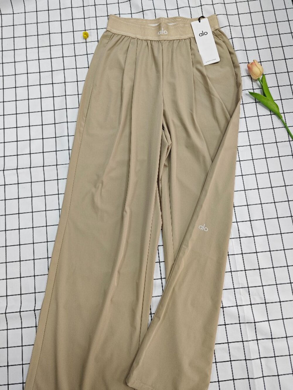 💕NWT ALO Yoga（Regular）Suit Up Trouser Gravel😉Quiet Luxury Neutral Pants - Picture 2 of 9